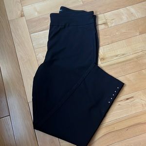 Pull on black Capri pants